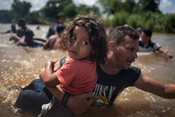 Những người tị nạn đến Honduras trong thành phần đoàn caravan đi qua Mexico tới biên giới Hoa Kỳ - Sputnik Việt Nam