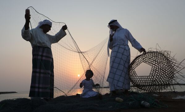 Cha dạy con nghề thủ công trong lễ hội thuyền buồm ngoài khơi bờ biển Dalma, UAE - Sputnik Việt Nam