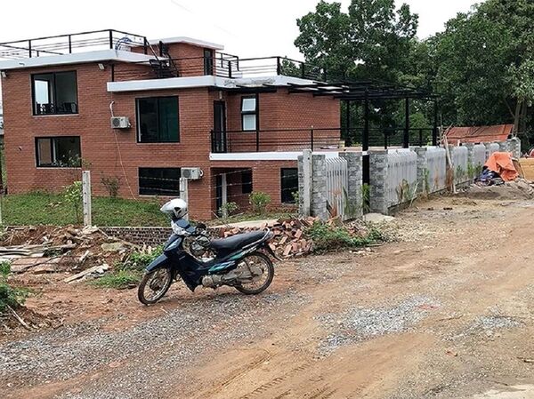 Công trình Hoàng Lê Gia  Garden (trên) và một biệt thự khác đang xây dựng dang dở tại huyện Sóc Sơn. - Sputnik Việt Nam