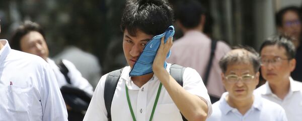 Người dân trên phố đi bộ Tokyo thời điểm nắng nóng Người dân trên phố đi bộ Tokyo thời điểm nắng nóng - Sputnik Việt Nam
