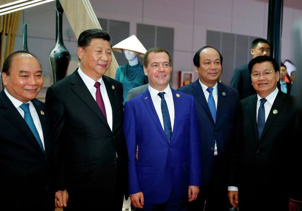 Thủ tướng Nga Dmitry Medvedev, Thủ tướng Việt Nam Nguyễn Xuân Phúc và Chủ tịch Trung Quốc Tập Cận Bình tại Hội chợ CIIE 2018 - Sputnik Việt Nam
