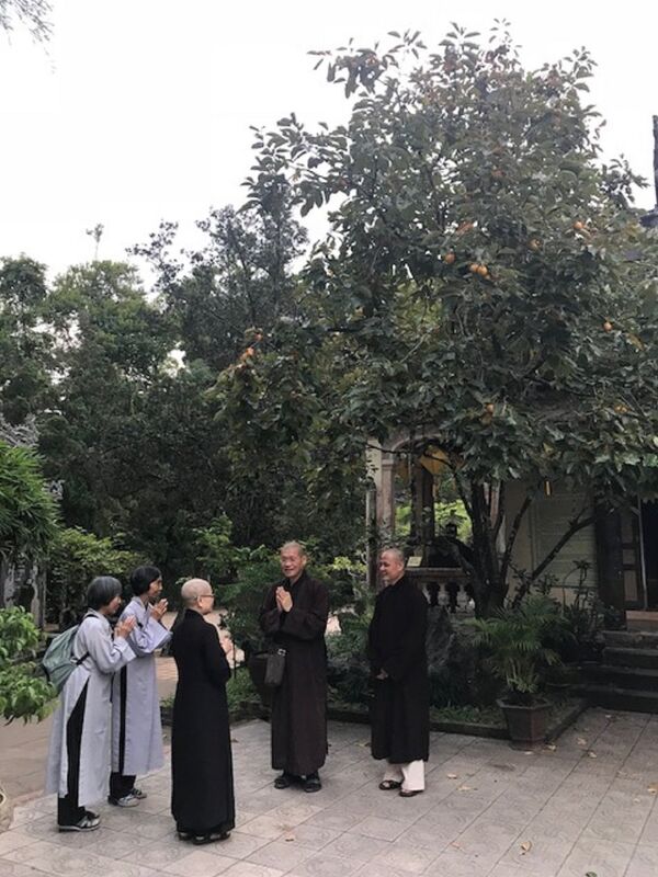 Thầy Pháp Ấn - đệ tử của Thiền sư Thích Nhất Hạnh và Thầy Từ Hòa đang đón tăng ni phật từ tới chùa Từ Hiếu - Sputnik Việt Nam