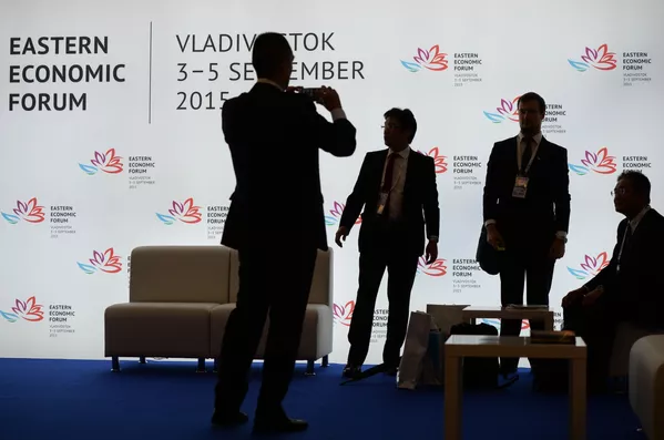 Thành viên dự Diễn đàn Kinh tế phương Đông được tổ chức trên đảo Nga tại Vladivostok, đang chụp ảnh trên nền biểu tượng của diễn đàn. Thành viên dự Diễn đàn Kinh tế phương Đông được tổ chức trên đảo Nga tại Vladivostok, đang chụp ảnh trên nền biểu tượng của diễn đàn. - Sputnik Việt Nam