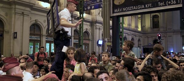 Người nhập cư tại nhà ga xe lửa Hungary - Sputnik Việt Nam