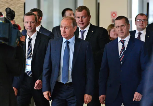Tổng thống Nga Vladimir Putin và đặc phái viên của Tổng thống tại Khu LB Viễn Đông Yuri Trutnev trong nghi lễ trọng thể khai mạc Diễn đàn Kinh tế Đông lần thứ nhất ở Vladivostok Tổng thống Nga Vladimir Putin và đặc phái viên của Tổng thống tại Khu LB Viễn Đông Yuri Trutnev trong nghi lễ trọng thể khai mạc Diễn đàn Kinh tế Đông lần thứ nhất ở Vladivostok - Sputnik Việt Nam