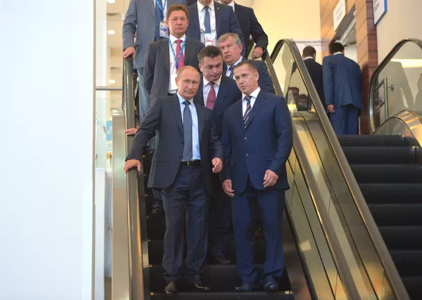 Tổng thống Nga Vladimir Putin và đặc phái viên của Tổng thống tại Khu LB Viễn Đông Yuri Trutnev trong nghi lễ trọng thể khai mạc Diễn đàn Kinh tế Đông lần thứ nhất ở Vladivostok Tổng thống Nga Vladimir Putin và đặc phái viên của Tổng thống tại Khu LB Viễn Đông Yuri Trutnev trong nghi lễ trọng thể khai mạc Diễn đàn Kinh tế Đông lần thứ nhất ở Vladivostok - Sputnik Việt Nam