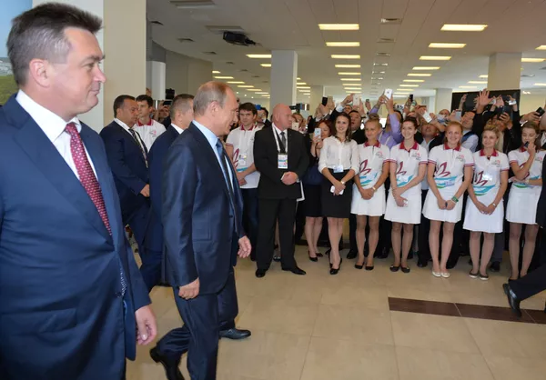 Thống đốc vùng Primorsky Vladimir Miklushevsky và Tổng thống Nga Vladimir Putin tại Đại học Tổng hợp LB Viễn Đông Thống đốc vùng Primorsky Vladimir Miklushevsky và Tổng thống Nga Vladimir Putin tại Đại học Tổng hợp LB Viễn Đông - Sputnik Việt Nam