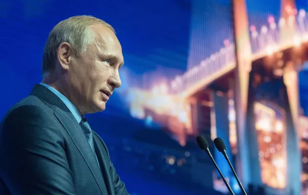 Tổng thống Nga Vladimir Putin phát biểu tại nghi lễ trọng thể khai mạc Diễn đàn Kinh tế Đông lần thứ nhất ở Vladivostok Tổng thống Nga Vladimir Putin phát biểu tại nghi lễ trọng thể khai mạc Diễn đàn Kinh tế Đông lần thứ nhất ở Vladivostok - Sputnik Việt Nam