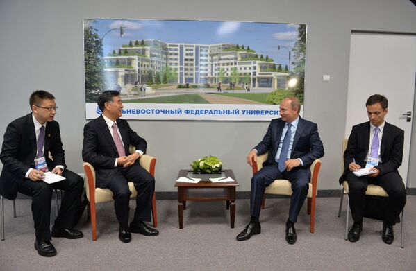 Phó Thủ tướng Trung Quốc Uông Dương và Tổng thống Nga Vladimir Putin  gặp gỡ trong khuôn khổ Diễn đàn Kinh tế Đông lần thứ nhất ở  Vladivostok - Sputnik Việt Nam