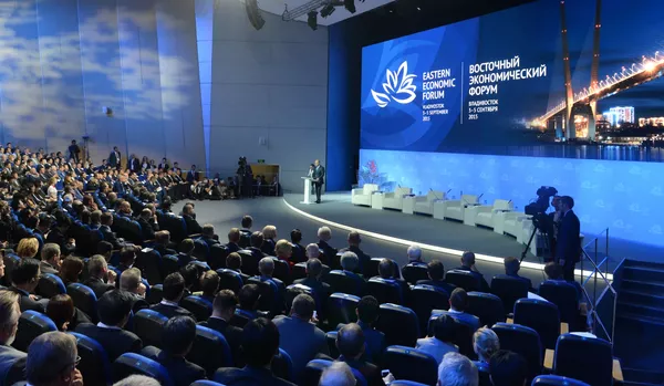Tổng thống Nga Vladimir Putin phát biểu tại nghi lễ trọng thể khai mạc Diễn đàn Kinh tế Đông lần thứ nhất ở Vladivostok Tổng thống Nga Vladimir Putin phát biểu tại nghi lễ trọng thể khai mạc Diễn đàn Kinh tế Đông lần thứ nhất ở Vladivostok - Sputnik Việt Nam