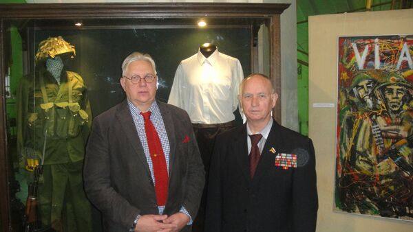 Người phụ trách triển lãm Viktor Vasilyev (bên trái) và Trưởng chi nhánh St. Petersburg Hội cựu chiến binh Nga tham gia chiến tranh chống Mỹ ở Việt Nam Alexei Skreblyukov. - Sputnik Việt Nam