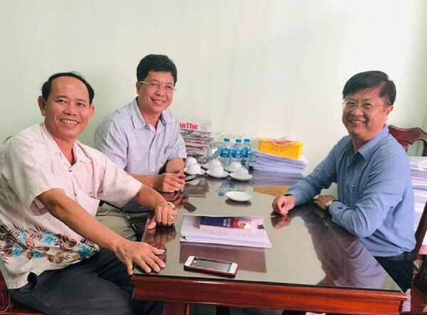 Ông Lê Hồng Lực cùng luật sư Nguyễn Trường Thành làm việc với Phó Chủ tịch UBND TP. Cần Thơ Trương Quang Hoài Nam vào chiều ngày 6/11. Ông Lê Hồng Lực cùng luật sư Nguyễn Trường Thành làm việc với Phó Chủ tịch UBND TP. Cần Thơ Trương Quang Hoài Nam vào chiều ngày 6/11. - Sputnik Việt Nam