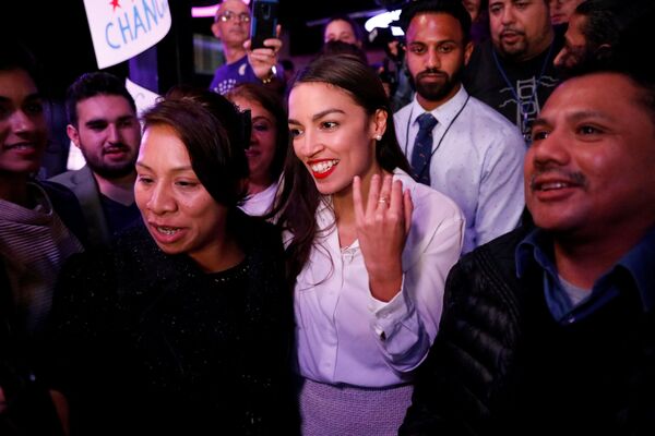 Alexandria Ocasio-Cortez, 29 tuổi của Đảng Dân chủ với những người ủng hộ trong ngày bầu cử Hoa Kỳ - Sputnik Việt Nam