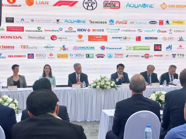 Ngày 7/11/2018, tại buổi Họp báo công bố sự kiện “Hà Nội - Việt Nam”, Chủ tịch UBND thành phố Hà Nội Nguyễn Đức Chung cho biết, Hà Nội chính thức giành quyền đăng cai Giải đua ô tô Công thức 1 vào tháng 4/2020 và Tập đoàn Vingroup là đơn vị tổ chức giải đua này.  - Sputnik Việt Nam