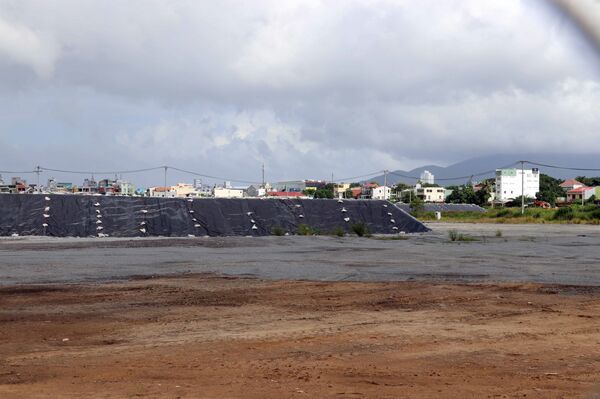 Các hố xử lý đất nhiễm dioxin trong sân bay Đà Nẵng.  - Sputnik Việt Nam