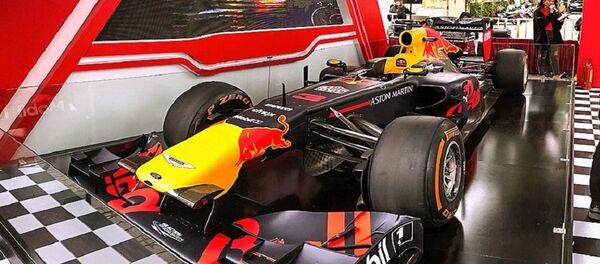 Cận cảnh chiếc siêu xe F1 được trưng bày ngay cổng khu di tích Hoàng Thành Thăng Long giới thiệu tới người hâm mộ yêu thích môn thể thao tốc độ cao tại Việt Nam sẽ xuất hiện vào đầu năm 2020. Cận cảnh chiếc siêu xe F1 được trưng bày ngay cổng khu di tích Hoàng Thành Thăng Long giới thiệu tới người hâm mộ yêu thích môn thể thao tốc độ cao tại Việt Nam sẽ xuất hiện vào đầu năm 2020. - Sputnik Việt Nam