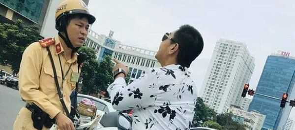 Mặc dù điều khiển phương tiện đi ngược chiều nhưng người đàn ông đi xe SH đã có nhừng hành động, lời nói thách thức CSGT. - Sputnik Việt Nam