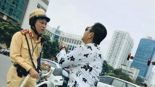 Mặc dù điều khiển phương tiện đi ngược chiều nhưng người đàn ông đi xe SH đã có nhừng hành động, lời nói thách thức CSGT. - Sputnik Việt Nam