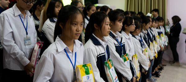 Trung tâm Khoa học và Văn hóa Nga tổ chức sự kiện từ thiện tại trường Hai Bà Trưng - Sputnik Việt Nam