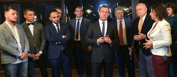 Thủ tướng Nga Dmitry Medvedev đã gặp những người lọt vào vòng chung kết cuộc thi ảnh báo chí quốc tế lần thứ tư mang tên Andrey Stenin. Thủ tướng Nga Dmitry Medvedev đã gặp những người lọt vào vòng chung kết cuộc thi ảnh báo chí quốc tế lần thứ tư mang tên Andrey Stenin. - Sputnik Việt Nam