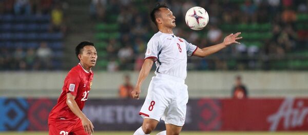 Cầu thủ Trọng Hoàng di chuyển khôn khéo lấy bóng của đối phương - Sputnik Việt Nam