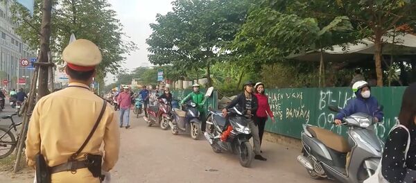 Đoàn xe dắt bộ đi ngược chiều trên vỉa hè khi gặp CSGT - Sputnik Việt Nam