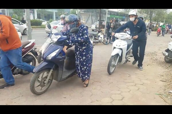 Việc dắt xe đi ngược chiều sẽ giúp người tham gia giao thông tiết kiệm từ 15 - 20 phút so với “chôn chân” dưới lòng đường ùn tắc - Sputnik Việt Nam