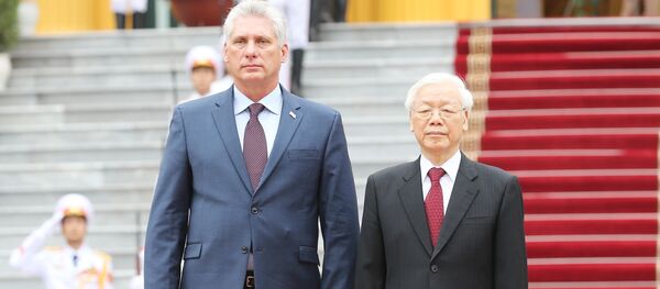 Tổng Bí thư, Chủ tịch nước Nguyễn Phú Trọng và Chủ tịch HĐNN và HĐBT Cuba Miguel Mario Díaz-Canel Bermúdez trên bục danh dự nghe Quân nhạc cử Quốc thiều hai nước. - Sputnik Việt Nam