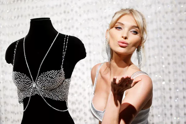 Người mẫu Thụy Điển Elsa Hosk tại buổi trình diễn Victoria's Secret ở New York Người mẫu Thụy Điển Elsa Hosk tại buổi trình diễn Victoria's Secret ở New York - Sputnik Việt Nam