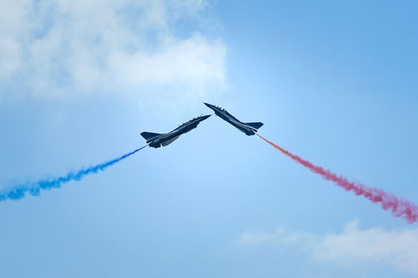 Máy bay chiến đấu Trung Quốc J-10 biểu diễn trên không tại triển lãm hàng không Airshow China-2018 - Sputnik Việt Nam