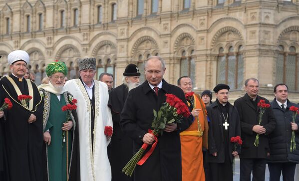 Tổng thống Nga Vladimir Putin đặt hoa tại đài tưởng niệm Minin và Pozharsky trên Quảng trường Đỏ vào ngày lễ Thống nhất quốc gia - Sputnik Việt Nam