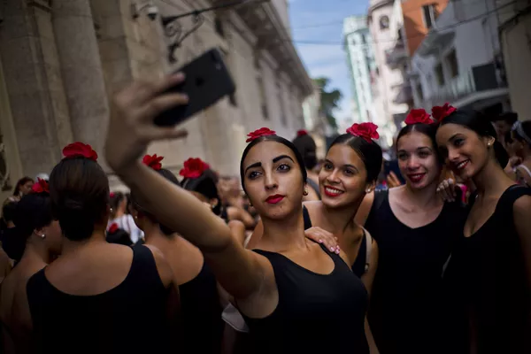 Các vũ công Flamenco chụp ảnh tự sướng trong Liên hoan múa ba lê Quốc tế ở Havana, Cuba Các vũ công Flamenco chụp ảnh tự sướng trong Liên hoan múa ba lê Quốc tế ở Havana, Cuba - Sputnik Việt Nam