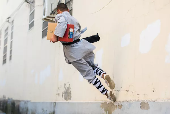 Người đàn ông mặc bộ đồ kung-fu giao một gói hàng trước khi bắt đầu lễ hội mua sắm 24 giờ ở Trung Quốc Người đàn ông mặc bộ đồ kung-fu giao một gói hàng trước khi bắt đầu lễ hội mua sắm 24 giờ ở Trung Quốc - Sputnik Việt Nam