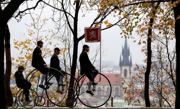 Những người tham gia trong trang phục cổ đạp xe trong cuộc đua đua Penny Farthing hàng năm ở Prague, Cộng hòa Séc - Sputnik Việt Nam