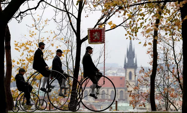 Những người tham gia trong trang phục cổ đạp xe trong cuộc đua đua Penny Farthing hàng năm ở Prague, Cộng hòa Séc Những người tham gia trong trang phục cổ đạp xe trong cuộc đua đua Penny Farthing hàng năm ở Prague, Cộng hòa Séc - Sputnik Việt Nam