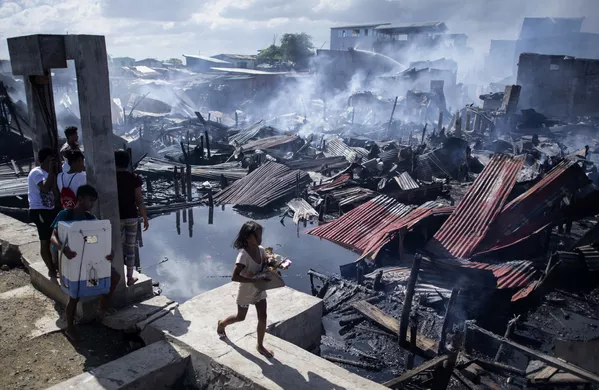 Cô gái đi qua những ngôi nhà bị phá hủy sau một đám cháy khu ổ chuột ở Navotas, Philippines Cô gái đi qua những ngôi nhà bị phá hủy sau một đám cháy khu ổ chuột ở Navotas, Philippines - Sputnik Việt Nam