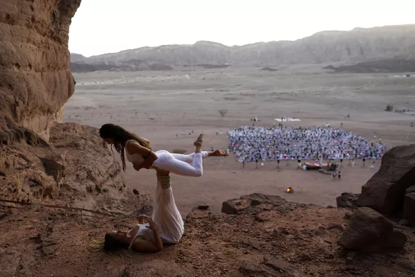 Những người yêu môn Yoga tham gia lễ hội hàng năm tại thung lũng Timna, Israel Những người yêu môn Yoga tham gia lễ hội hàng năm tại thung lũng Timna, Israel - Sputnik Việt Nam