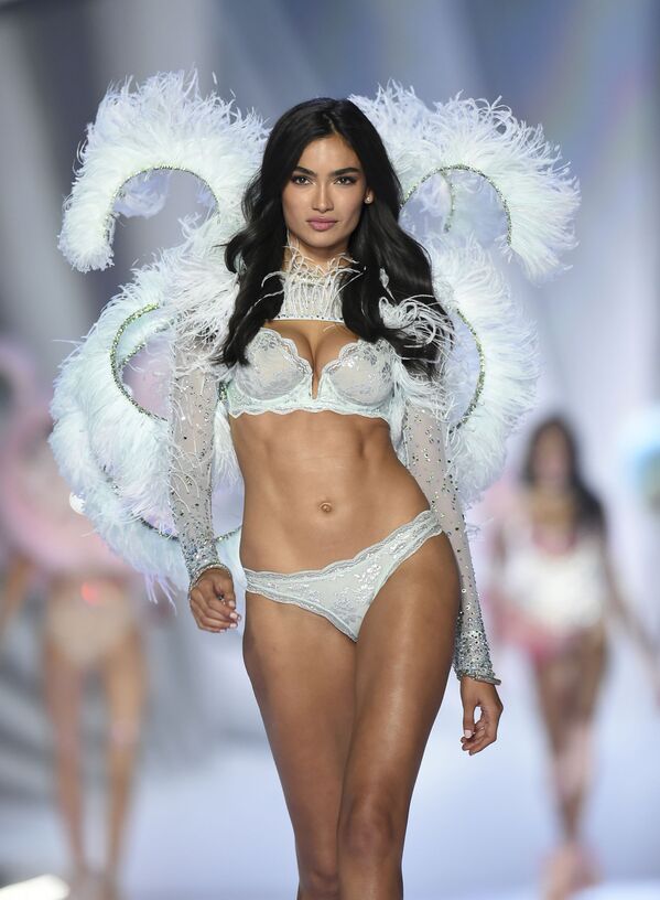 Người mẫu Kelly Gale tại show diễn Victoria's Secret ở New York - Sputnik Việt Nam