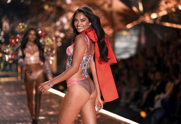 Người mẫu Úc Shanina Shaik tại show diễn Victoria's Secret ở New York - Sputnik Việt Nam