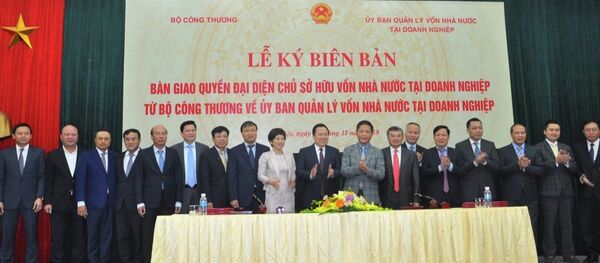 Ngày 10/11/2018, tại Hà Nội diễn ra Lễ bàn giao các Tập đoàn, Tổng Công ty do Bộ Công thương làm chủ sở hữu vốn Nhà nước tại doanh nghiệp về Uỷ ban quản lý vốn Nhà nước tại doanh nghiệp. Theo đó, Bộ Công thương có 6 doanh nghiệp được bàn giao gồm: Tập đoàn Dầu khí Việt Nam, Tập đoàn Điện lực Việt Nam, Tập đoàn Xăng dầu Việt Nam, Tập đoàn Hoá chất Việt Nam, Tổng Công ty Thuốc lá Việt Nam, Tập đoàn Công nghiệp Than-Khoáng sản Việt Nam. Ngày 10/11/2018, tại Hà Nội diễn ra Lễ bàn giao các Tập đoàn, Tổng Công ty do Bộ Công thương làm chủ sở hữu vốn Nhà nước tại doanh nghiệp về Uỷ ban quản lý vốn Nhà nước tại doanh nghiệp. Theo đó, Bộ Công thương có 6 doanh nghiệp được bàn giao gồm: Tập đoàn Dầu khí Việt Nam, Tập đoàn Điện lực Việt Nam, Tập đoàn Xăng dầu Việt Nam, Tập đoàn Hoá chất Việt Nam, Tổng Công ty Thuốc lá Việt Nam, Tập đoàn Công nghiệp Than-Khoáng sản Việt Nam. - Sputnik Việt Nam