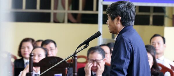 Bị cáo Nguyễn Thanh Hóa, nguyên Cục trưởng Cục Cảnh sát Phòng chống tội phạm sử dụng công nghệ cao khai báo trước tòa. - Sputnik Việt Nam