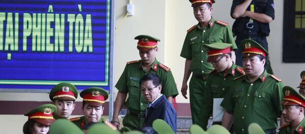 Ông Phan Văn Vĩnh bị áp giải ra tòa - Sputnik Việt Nam