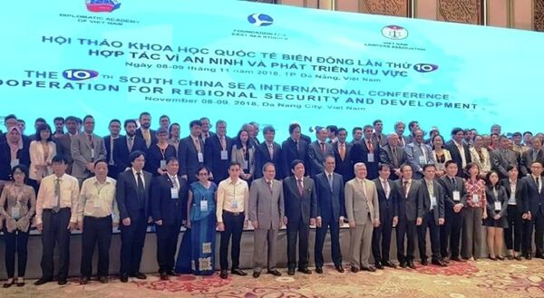 Trên phông chính của Hội thảo Quốc tế về Biển Đông vừa diễn ra tại Đà Nẵng lại ghi là South China Sea - Sputnik Việt Nam