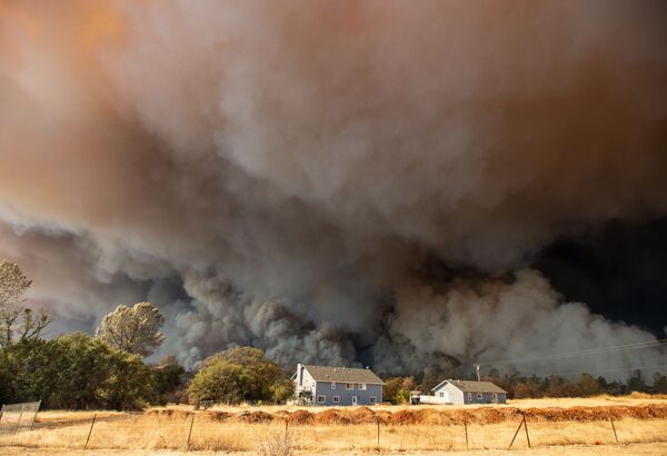 Khói từ đám cháy rừng ở thành phố Paradise, California, Hoa Kỳ - Sputnik Việt Nam