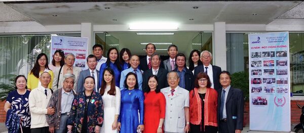 Những nhà Nga ngữ học hàng đầu Việt Nam và cán bộ Phân viện Puskin Những nhà Nga ngữ học hàng đầu Việt Nam và cán bộ Phân viện Puskin - Sputnik Việt Nam