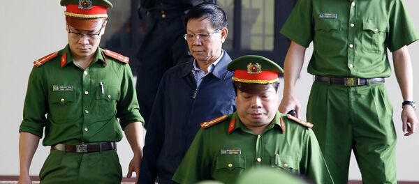 Bị cáo Phan Văn Vĩnh được cơ quan chức năng dẫn giải ra tòa. - Sputnik Việt Nam