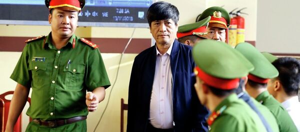 Bị cáo Nguyễn Thanh Hóa được cơ quan chức năng dẫn giải ra tòa. Bị cáo Nguyễn Thanh Hóa được cơ quan chức năng dẫn giải ra tòa. - Sputnik Việt Nam