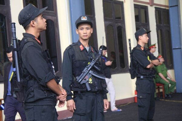 Cảnh sát cơ động sử dụng súng MP5 để thực hiện nhiệm vụ bảo vệ an ninh tại phiên tòa xét xử vụ án đánh bạc nghìn tỷ ở Phú Thọ - Sputnik Việt Nam