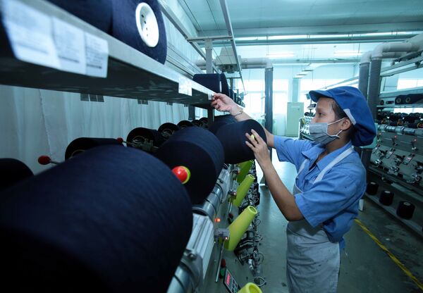 Sản xuất tại Công ty TNHH Dệt Nhuộm Jasan Việt Nam (Khu công nghiệp Phố nối B, huyện Mỹ Hào).  - Sputnik Việt Nam