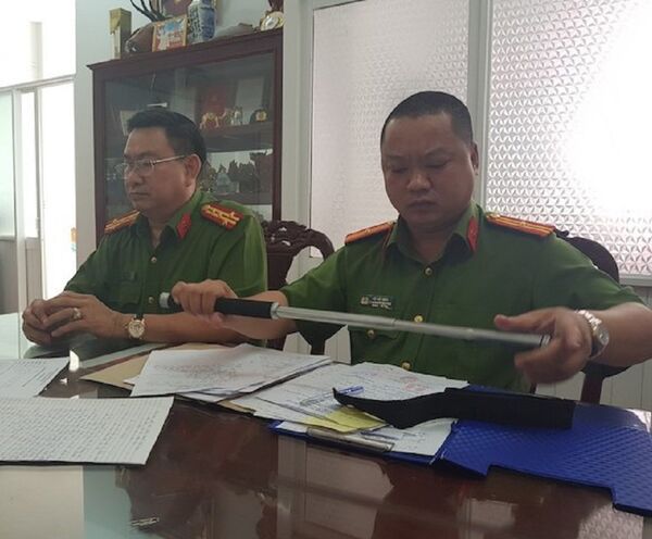 Gậy 3 khúc của ông Việt sử dụng bị Công an tạm giữ Gậy 3 khúc của ông Việt sử dụng bị Công an tạm giữ - Sputnik Việt Nam